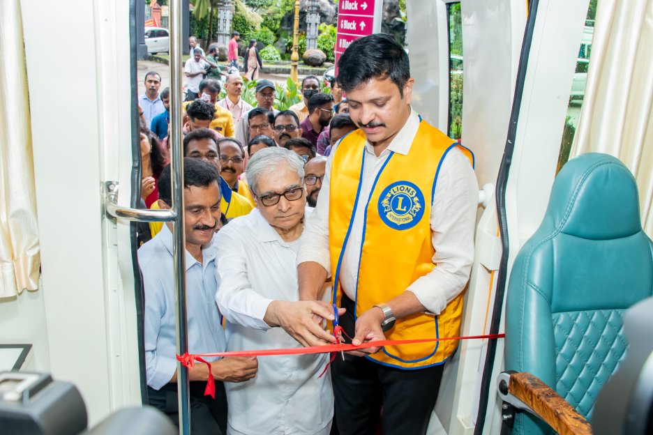 amrita-hospital-kochi-launches-blood-mobile-bus-on-blood-donation-day